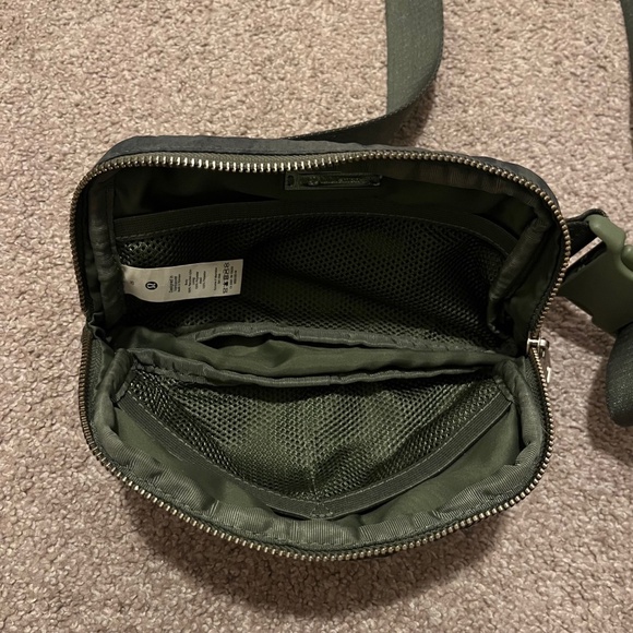 Lululemon Everywhere 1L Belt Bag in RARE Aquila Green Twill Multi - Picture 6 of 8